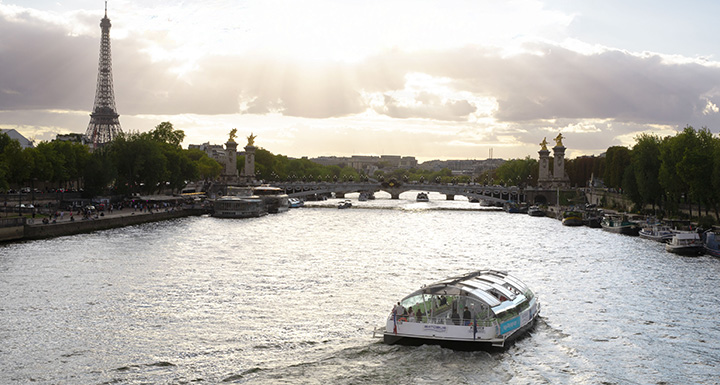 Pont et bateau Batobus sur la Seine à Paris